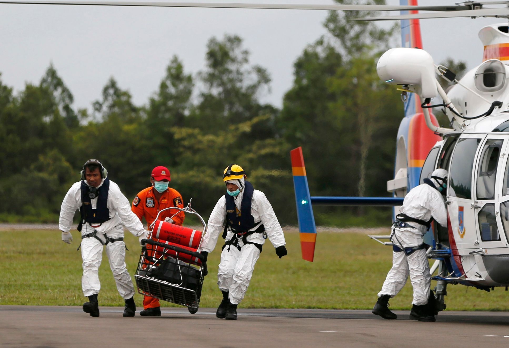 Vytahování trosek letounu airbus A320-200  letecké společnosti AirAsia