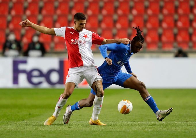 Joe Aribo a Alexander Bah v prvním zápase osmifinále EL Slavia - Glasgow Rangers