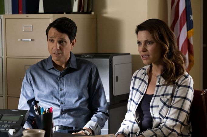 Ralph Macchio jako Daniel LaRusso a Courtney Henggelerová jako Amanda LaRusso.