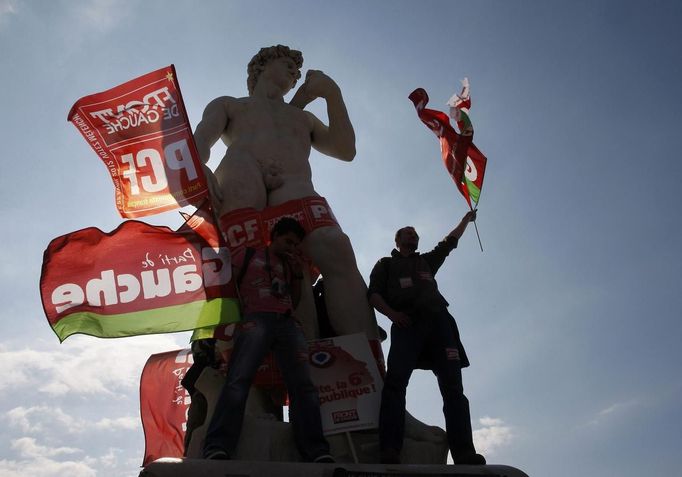 Supporters of Jean-Luc Melenchon, leader of Parti de Gauche and the Front de Gauche's candidate for the 2012 French presidential election, stand at a statue during a campaign rally in Marseille