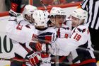 Capitals prohrávali po první třetině 0:2 a zdálo se, že se na ně valí další pohroma. V druhé třetině ji však bleskově odvrátili, když třemi góly v úvodních sedmi minutách otočili skóre a ve zbytku zápasu těsný náskok uhájili.