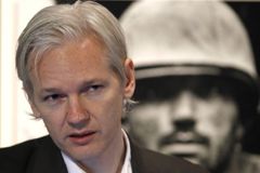 Na zakladatele WikiLeaks byl vydán mezinárodní zatykač