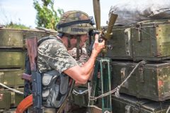 Pizza přímo do zákopu. Ukrajinští veteráni dovážejí jídlo vojákům na Donbasu