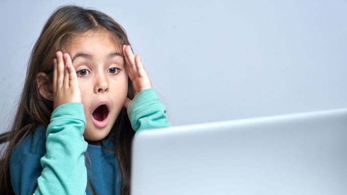 Dítě se na internetu může snado setkat s obsahem, který ho vyděsí.