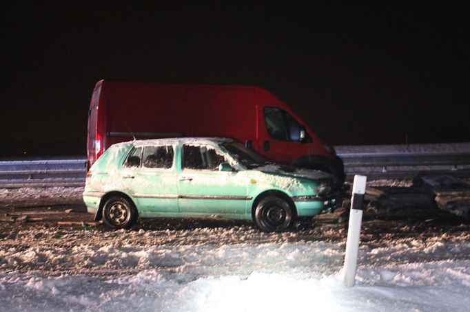 Řidič kamionu ztratil náklad na dálnici D2