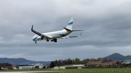 VIDEO: Silný vítr si "pohrál" s letadlem. Piloti museli přistání zopakovat