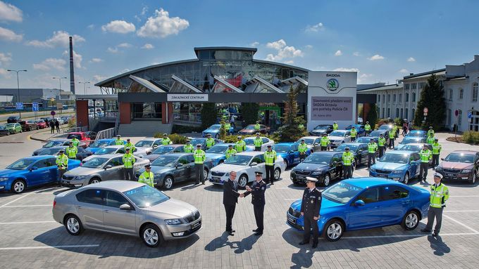 Policisté přebírají nové octavie. Právě díky velkým flotilám firem a organizací je Škoda Octavia nejčastěji prodávaným novým osobním vozem v Česku.