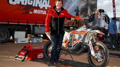 Hubert Auriol pózuje s motocyklem českého jezdce Romana Krejčího na Rallye Dakar 2020