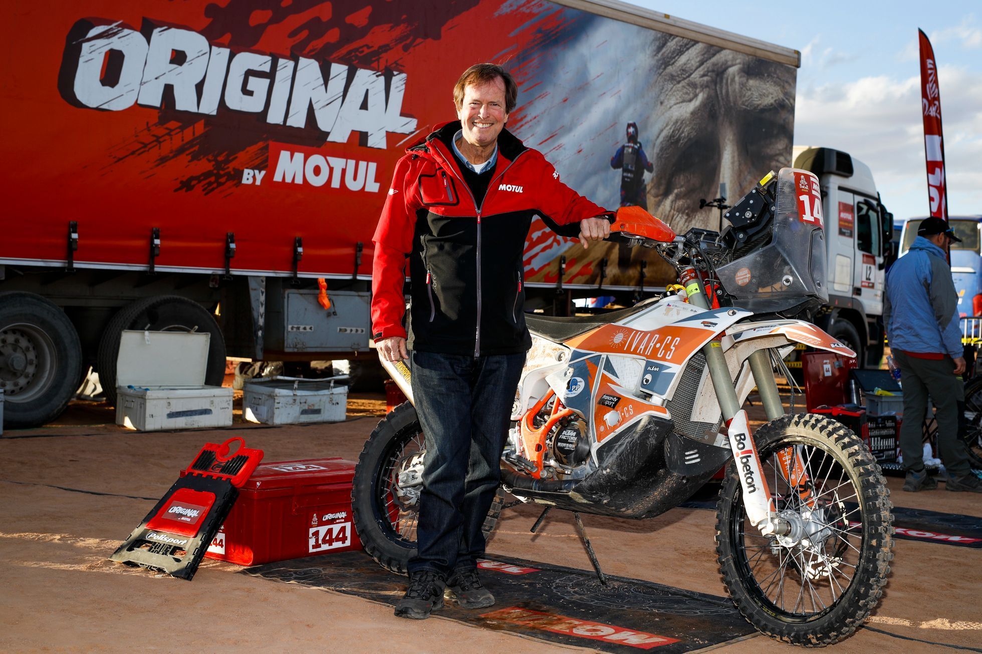 Hubert Auriol pózuje s motocyklem českého jezdce Romana Krejčího na Rallye Dakar 2020