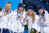 Po včerejší dvojnásobné medailové radosti si pro své cenné kovy došli jako první biatlonisté, přestože svojí soutěž - smíšenou štafetu - dojeli až po zlaté Martine Sáblíkové.