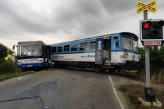 Na přejezdu u Benešova se srazil autobus s vlakem. Jedna žena je vážně zraněná