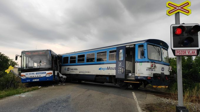 Nehoda na železničním přejezdu u Struhařova na Benešovsku, při které se srazil autobus s osobním motorovým vlakem.