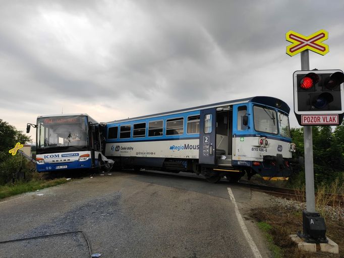 Nehoda na železničním přejezdu u Struhařova na Benešovsku, při které se srazil autobus s osobním motorovým vlakem.