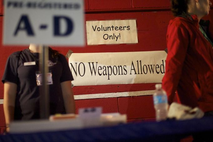 A "No Weapons Allowed" sign is posted at entrance to the Remote Area Medical (RAM) clinic in Wise, Virginia July 20, 2012. RAM clinics bring free medical, dental and vision care to uninsured and under-insured people across the country and abroad. The Wise clinic was the 647th RAM expedition since 1985 and drew 1700 patients from 14 states, organizers said. Picture taken July 20, 2012. REUTERS/Mark Makela (UNITED STATES - Tags: HEALTH SOCIETY) Published: Čec. 24, 2012, 3:02 odp.