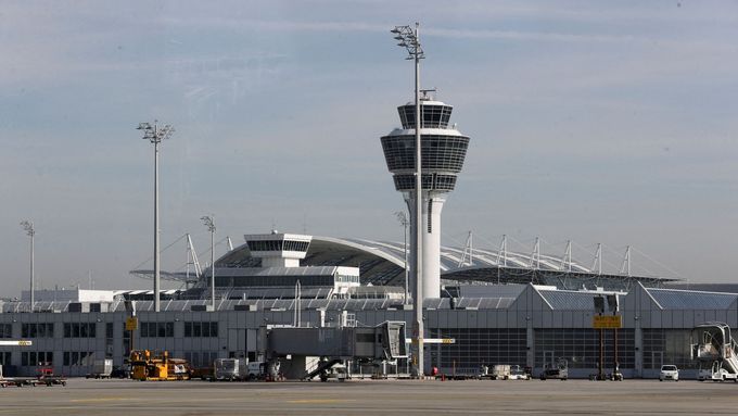 První informace o dronech se objevily ve čtvrtek v půl desáté večer, o hodinu později byly pozorovány znovu přímo nad letištěm. Provoz byl zastaven.