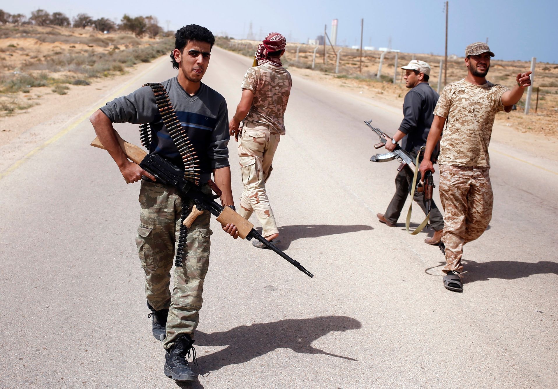 Příslušníci milice Libyjský úsvit, která ovládá Tripoli a západní Libyi, hlídkují nedalko města Syrta.