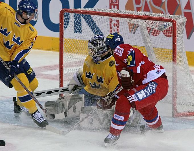 Radim Vrbata (#19, ČR) při dorážce před švédským gólmanem Erikem Ersbergem (#30).