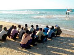 Nelegální migranti čekají na loď, která je ze Somálska odveze na Arabský ostrov. Migranti za převoz dají veškeré úspory