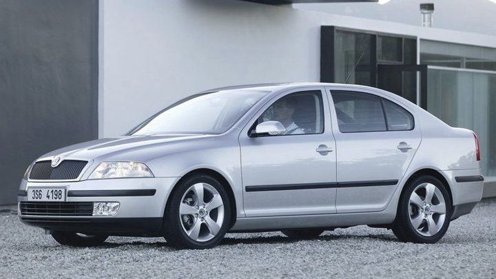 Svaz obchodu chce rozšířit eko poplatek za registraci aut. I na dvojkovou Octavii