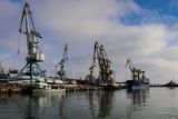 Čekání lodí na ruskou kontrolu a s tím spojené zdržení omezily provoz v přístavu o padesát procent ve srovnání s dobou před anexí Krymu. Tedy před jarem 2014, tvrdí ředitel přístavu. Situace se nicméně v posledních dnech zlepšila a Rusko částečně uvolnilo Kerčský průliv pro plavbu ukrajinských lodí, oznámilo v úterý ukrajinské ministerstvo pro infrastrukturu.