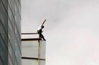 Pavoučí muž vylezl na 41patrový mrakodrap