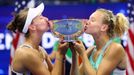 Barbora Krejčíková a Kateřina Siniaková slaví triumf na US Open 2022.