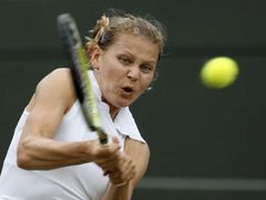 Lucie Šafářová vrací míč jeleně jankovičoví ve třetím kole Wimbledonu.