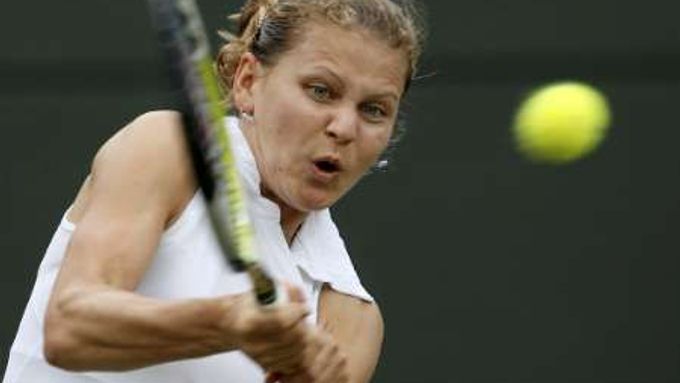 Lucie Šafářová vrací míč jeleně jankovičoví ve třetím kole Wimbledonu.