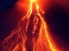 Proudící láva osvětlovala 19. srpna svahy vulkánu Mayon nedaleko města Legazpi jižně od hlavního filipínského města Manily.