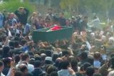 Ve čtvrtek se odehrál pohřeb několika zabitých. Místní pietní akt využili k masovému protestu, zúčastnily se tisíce.