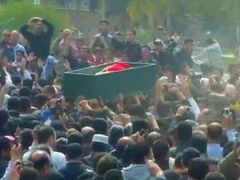 Amatérský snímek z pohřbu demonstranta, kterého v pátek zastřelily syrské bezpečnostní síly