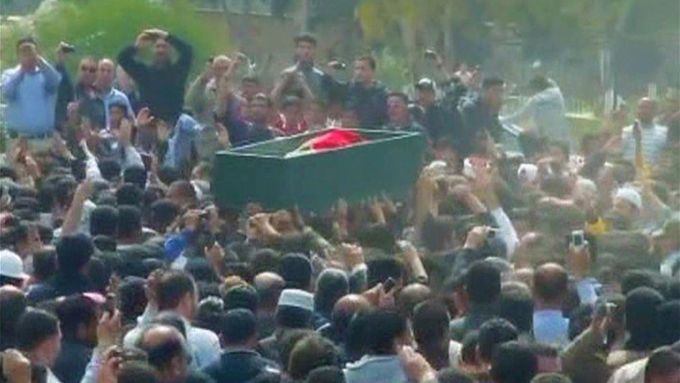Pohřeb jednoho ze zabitých demonstrantů ve městě Dará