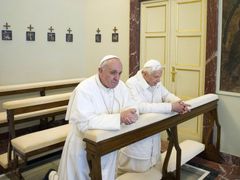 Oba papežové poklekli ke společné modlitbě do jedné kostelní lavice