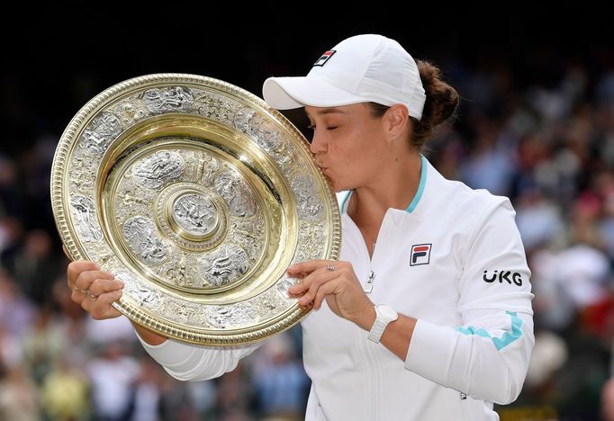 Ashleigh Bartyová s trofejí pro vítězku Wimbledonu 2021