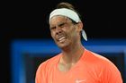 Útok španělského šampiona Rafaela Nadala na 21. grandslamový titul, kterým by se v historických tabulkách dostal před Rogera Federera, končí už ve čtvrtfinále. Po pětisetové bitvě a málo vídaném obratu z jasného stavu 2:0 na sety.