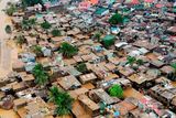 Poničené domy na předměstí manilské aglomerace Cainta