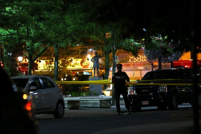 Kanada, Toronto: Střelec zranil 13 lidí před restaurací, jednu ženu zabil