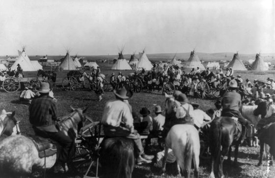 Černonožci v indiánské rezervaci v Montaně, cca 1925.