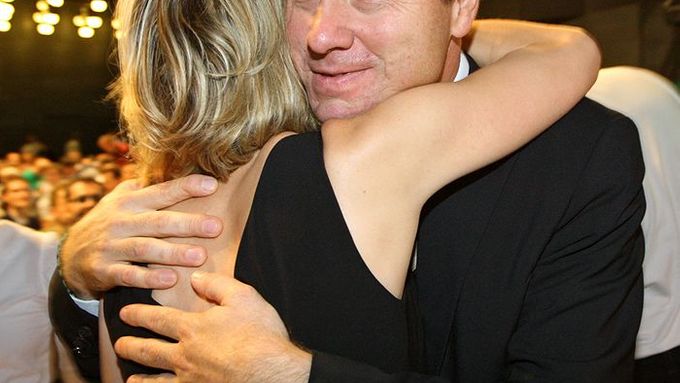 Kateřina Jacques v objetí s Martinem Bursíkem po zvolení 2. místopředsedy Strany zelených.