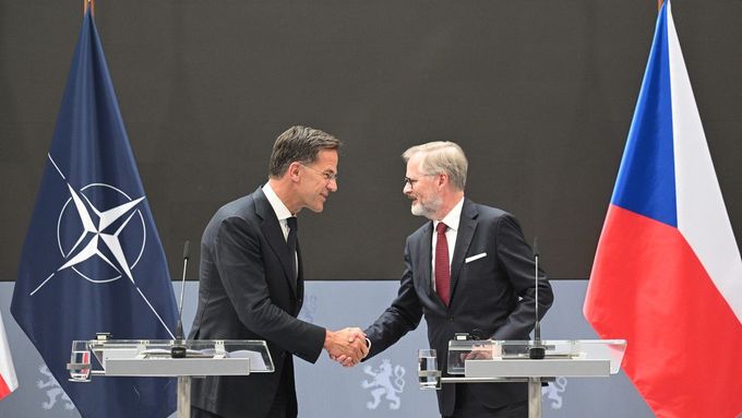 Generální tajemník NATO Mark Rutte s českým premiérem Petrem Fialou při jednání v Praze.