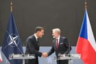 Fiala přijal v Praze šéfa NATO, společně se připojili na jednání koalice ochotných