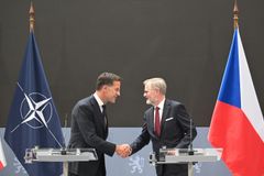 Fiala přijal v Praze šéfa NATO, společně se připojili na jednání koalice ochotných
