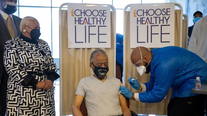 Afroameričané váhají s očkováním, nevěří mu. Vzpomínají na křivdu s výzkumem syfilidy; Zdroj foto: Reuters