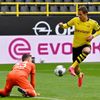 Thorgan Hazard z Borussie Dortmund dává gól brankáři Schalke Markusi Schubertovi