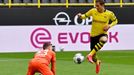 Thorgan Hazard z Borussie Dortmund dává gól brankáři Schalke Markusi Schubertovi