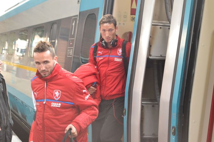 Čeští fotbaloví reprezentanti při příjezdu vlakem do Olomouce, kde se střetnou se Slováky.