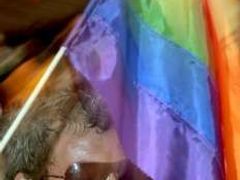 Homosexuální pár se líbá při průvodu Gay Pride v Buenos Aires