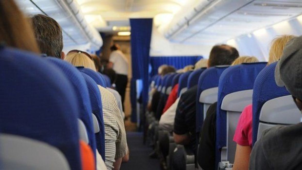 8 věcí, které byste v letadle dělat neměli