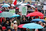 Šlo o zatím největší demonstraci proti vysokým nájmům v Berlíně. Protestující neodradil ani déšť.