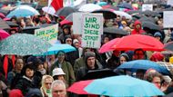 Šlo o zatím největší demonstraci proti vysokým nájmům v Berlíně. Protestující neodradil ani déšť.